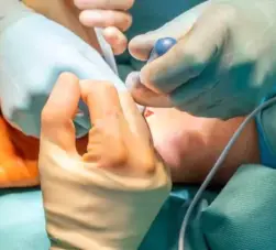 médicos em cirurgia