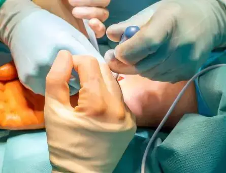 médicos em cirurgia