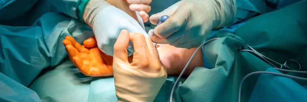 médicos em cirurgia