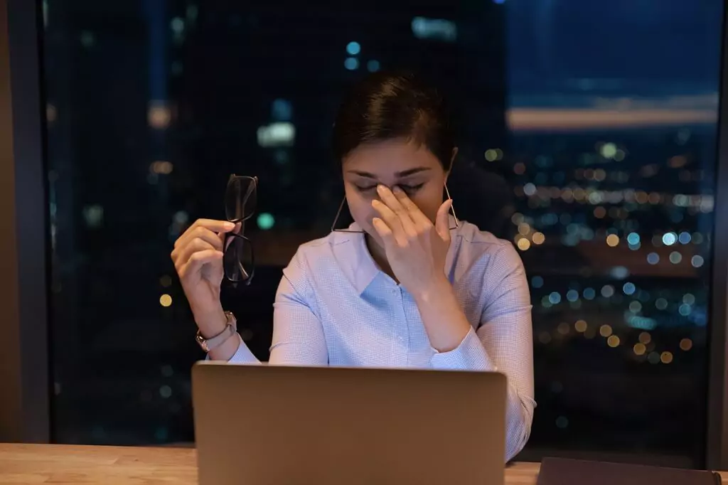 moça cansada em escritório