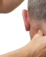 homem recebendo massagem no pescoço