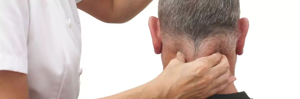 homem recebendo massagem no pescoço