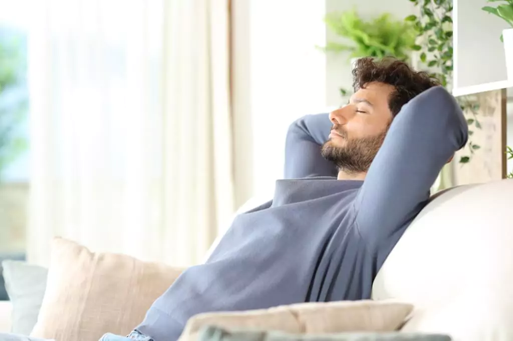 rapaz relaxando em sofá