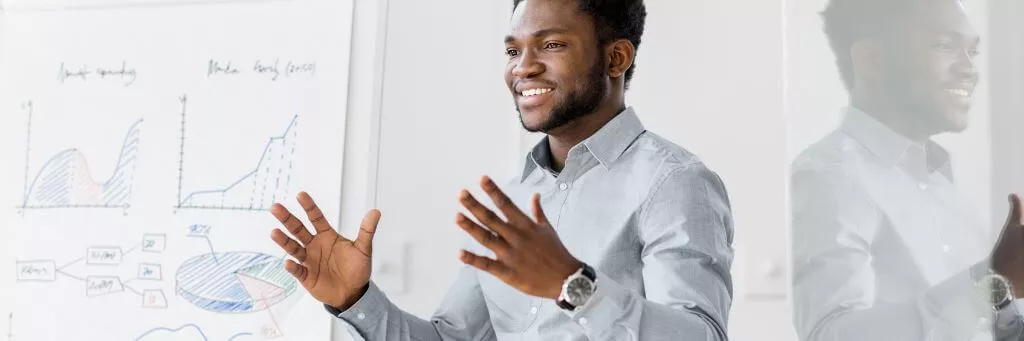 homem fazendo apresentação com gráficos